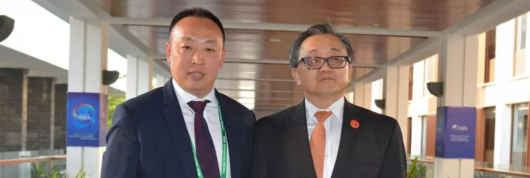 免费看美女屁眼大洞联合国副秘书长刘振民和赵章栓会长在博鳌亚洲论坛亲切交"